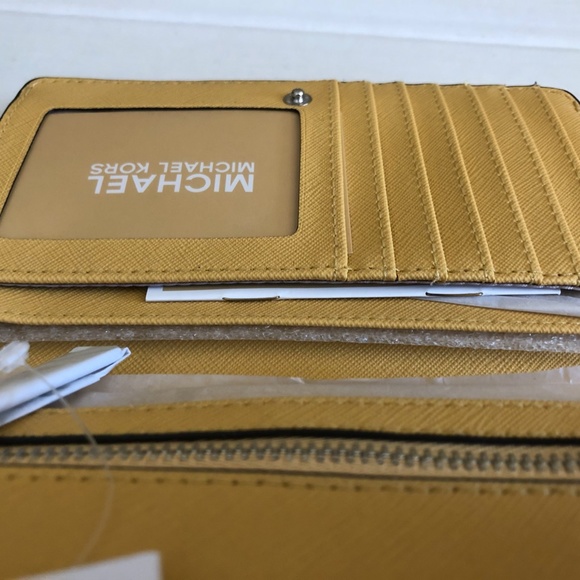 Michael Kors Jet Set Travel Wallet - Picture 5 of 7